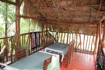 تختخواب و صبحانه Jungle Face Inn