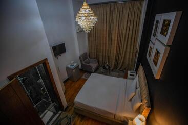 تختخواب و صبحانه The Square Boutique