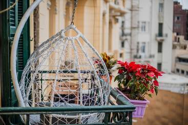 تختخواب و صبحانه The Square Boutique
