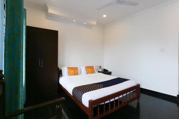 هتل Spot On 23106 Vattekad Tourist Home