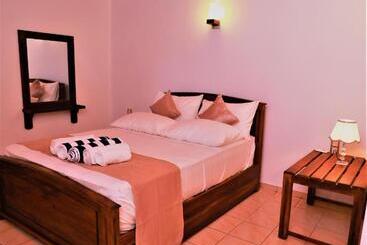 هتل Shenora Beach Resort
