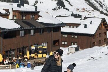 استراحتگاه Alpenparks Hotel & Apartment Arlberg Warth Mit Pool