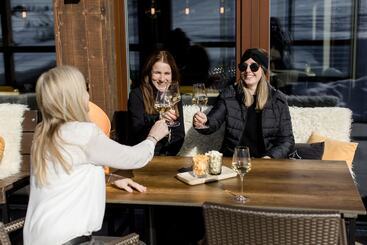 استراحتگاه Alpenparks Hotel & Apartment Arlberg Warth Mit Pool