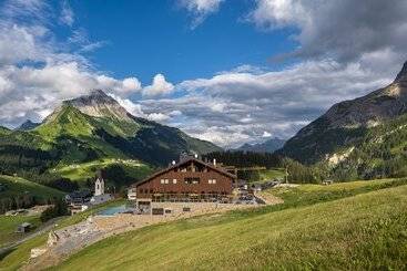 استراحتگاه Alpenparks Hotel & Apartment Arlberg Warth Mit Pool
