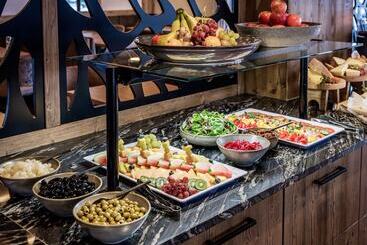 استراحتگاه Alpenparks Hotel & Apartment Arlberg Warth Mit Pool