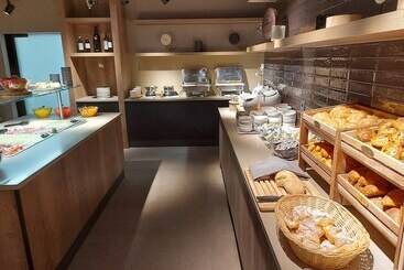 استراحتگاه Alpenparks Hotel & Apartment Arlberg Warth Mit Pool