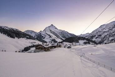 استراحتگاه Alpenparks Hotel & Apartment Arlberg Warth Mit Pool