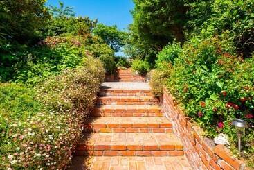 تختخواب و صبحانه The Ocean Breeze Suites