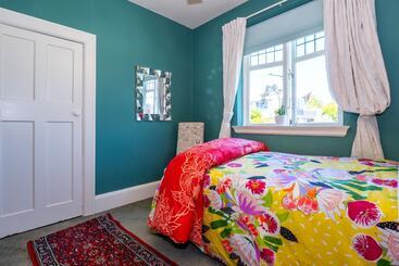 تختخواب و صبحانه The Ocean Breeze Suites