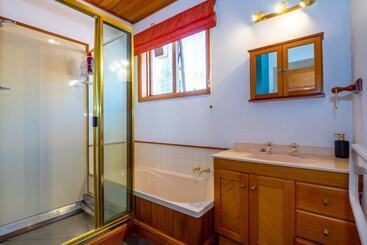 تختخواب و صبحانه The Ocean Breeze Suites