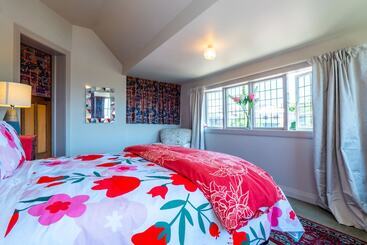 تختخواب و صبحانه The Ocean Breeze Suites
