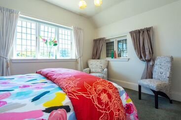 تختخواب و صبحانه The Ocean Breeze Suites
