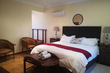 پانسیون Moon And Sixpence Garden Guest House
