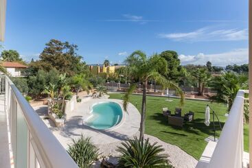 تختخواب و صبحانه Villa Furoa