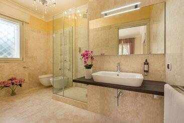 تختخواب و صبحانه Villa Furoa