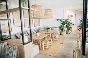 هتل Hostal Ses Negres