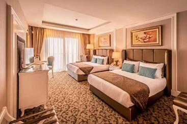 پانسیون Dome Hotel & Casino At Central Kyrenia