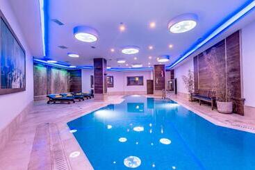 پانسیون Dome Hotel & Casino At Central Kyrenia