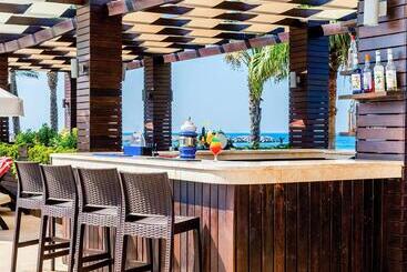 پانسیون Dome Hotel & Casino At Central Kyrenia