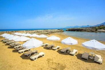 پانسیون Dome Hotel & Casino At Central Kyrenia