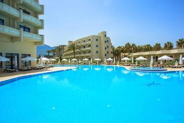 پانسیون Dome Hotel & Casino At Central Kyrenia
