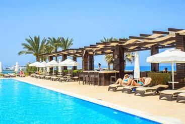 پانسیون Dome Hotel & Casino At Central Kyrenia