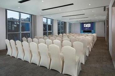 هتل Holiday Inn Express   Xichang City Center, An Ihg