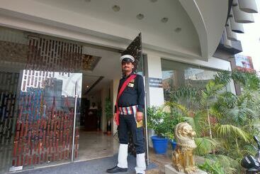 هتل The Royal Phular
