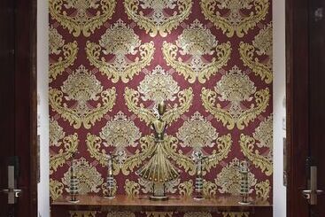 هتل The Royal Phular