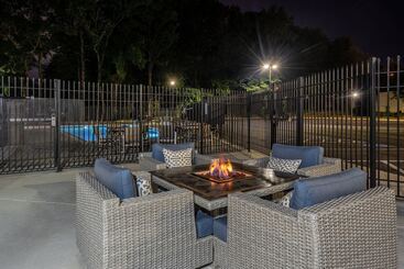 هتل Holiday Inn Express & Suites Atlanta Airport Ne   Hapeville, An Ihg
