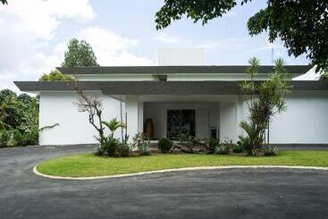 هتل Lepic Villa