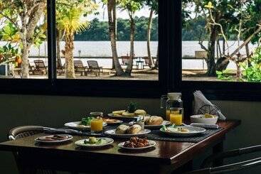 هتل Overbridge River Resort