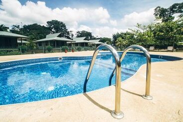 هتل Overbridge River Resort