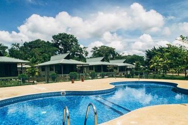 هتل Overbridge River Resort