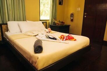 هتل Overbridge River Resort