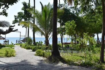 هتل Juani Beach Bungalows