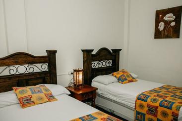هتل Tropical Inn Poptún