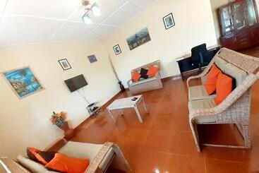 پانسیون Landa's Guest House