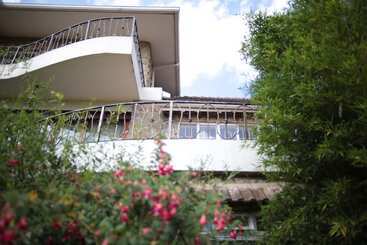 پانسیون Zereniti House