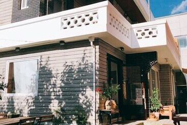 تختخواب و صبحانه Anc House