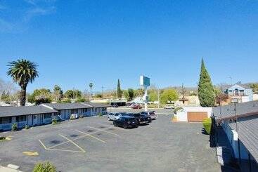 هتل Casa Blanca Inn & Suites Whittier