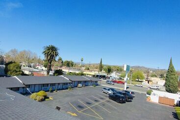 هتل Casa Blanca Inn & Suites Whittier