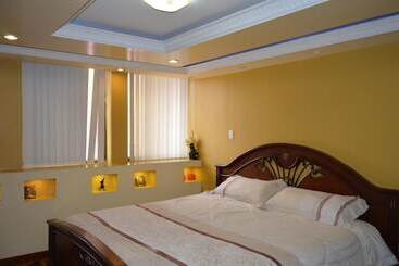 هتل Hostel Santiago De Latacunga