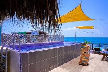 هتل Black Sand Beachhouse
