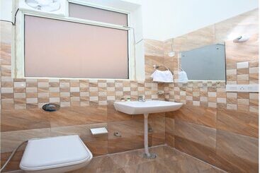 Oyo 16695 Hotel Sun View