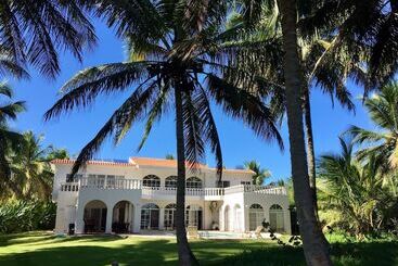 Baoba Breeze Bed & Breakfast  Beachfront Paradise