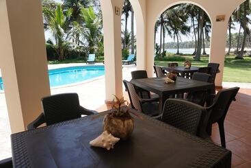 Baoba Breeze Bed & Breakfast  Beachfront Paradise