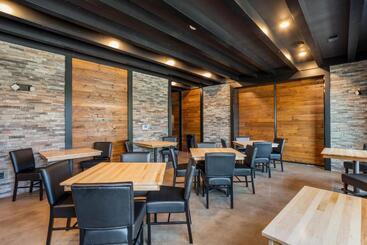 هتل Cobblestone Inn & Suites  Fairfield Bay