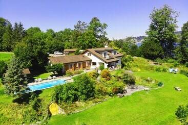 تختخواب و صبحانه Lake Villa Lotus