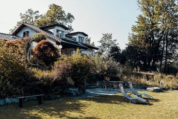 تختخواب و صبحانه Lake Villa Lotus